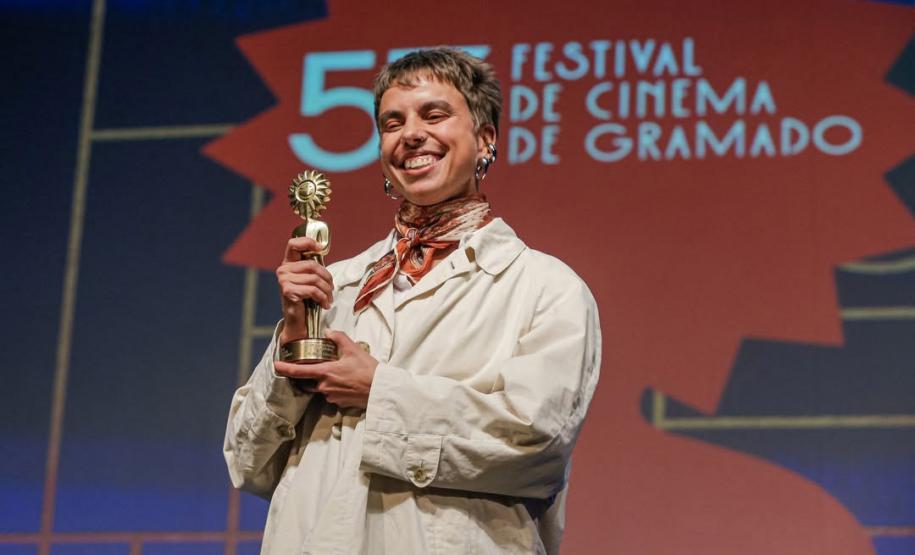 Laís Melo, diretora de "Nó" com seu prêmio de melhor direção.